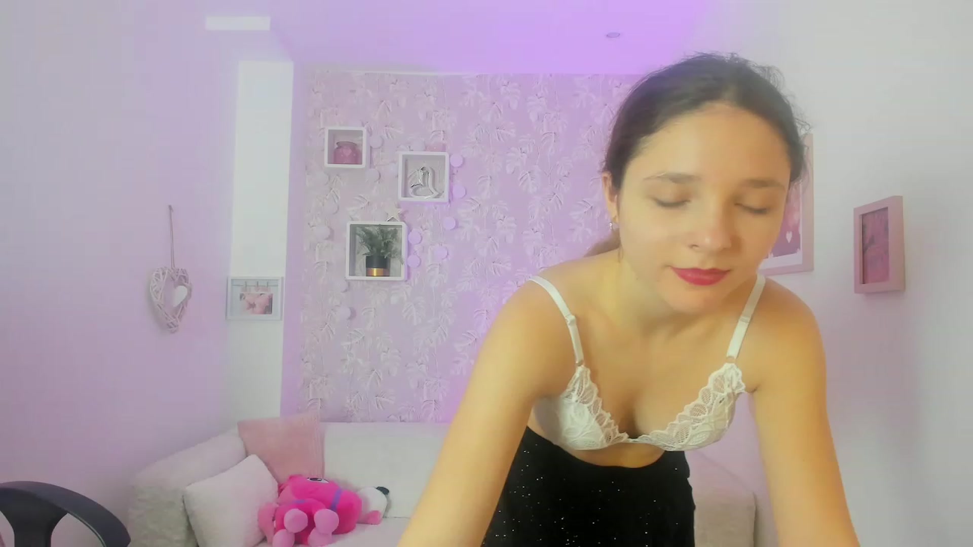 Gallery image thumbnail from Riley_Cutie's myfreecams stream on, 01/04/2023, 10:54 image 17 of 20