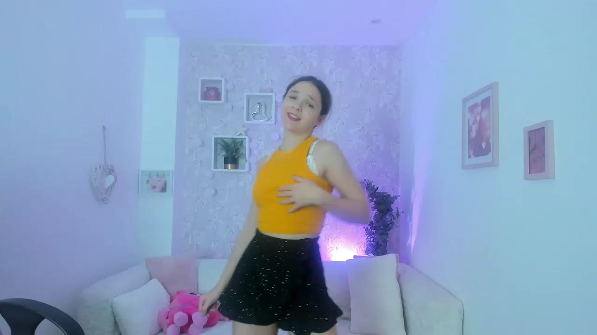 Gallery image thumbnail from Riley_Cutie's myfreecams stream on, 01/04/2023, 12:11 image 5 of 20