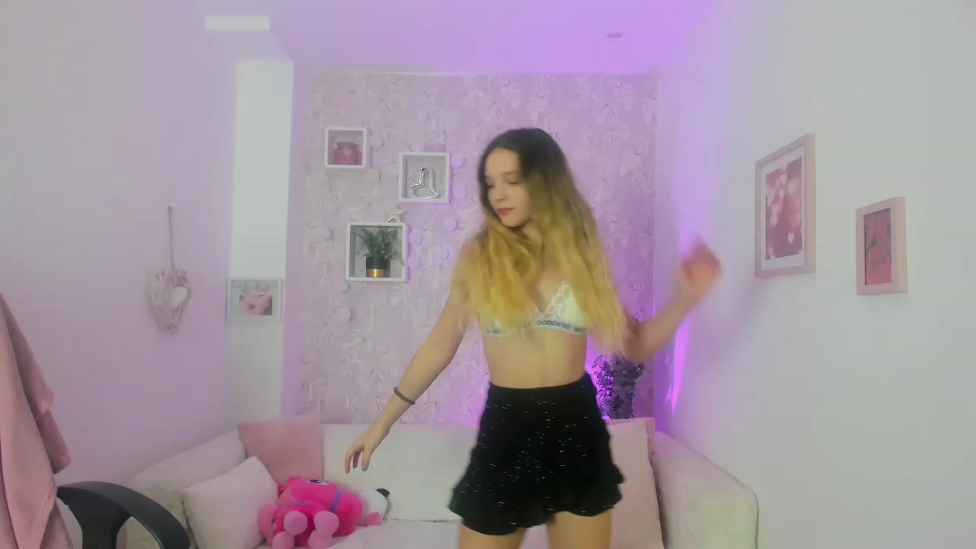 Gallery image thumbnail from Riley_Cutie's myfreecams stream on, 01/04/2023, 13:17 image 1 of 20