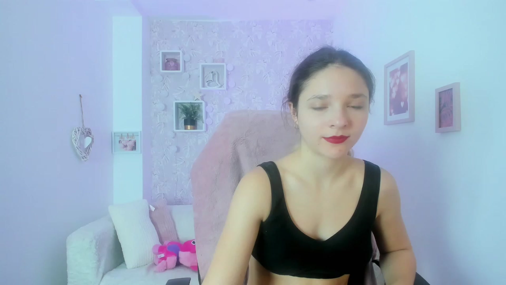 Gallery image thumbnail from Riley_Cutie's myfreecams stream on, 01/05/2023, 10:37 image 1 of 20