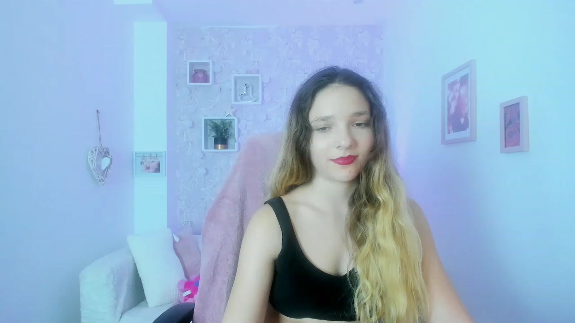 Gallery image thumbnail from Riley_Cutie's myfreecams stream on, 01/05/2023, 13:43 image 8 of 20