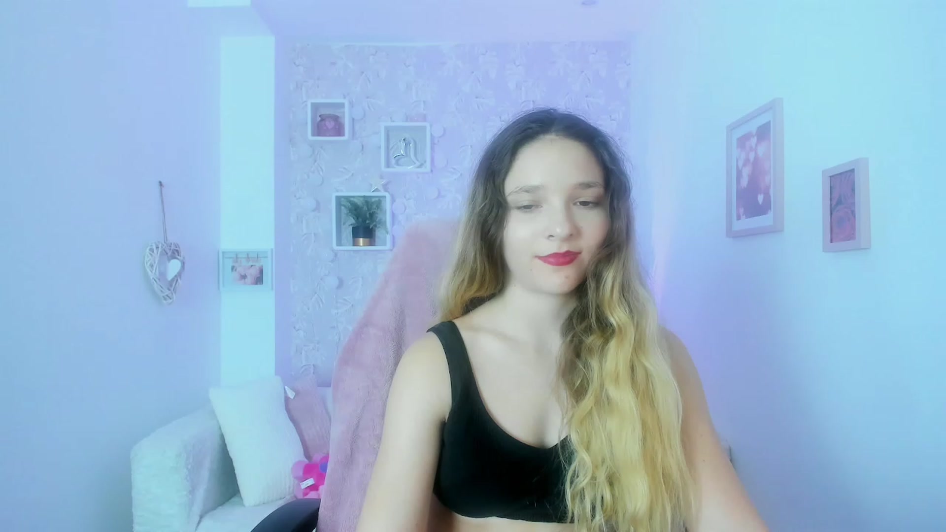 Gallery image thumbnail from Riley_Cutie's myfreecams stream on, 01/05/2023, 13:43 image 5 of 20