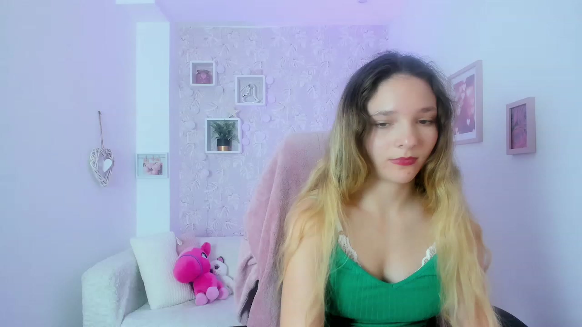 Gallery image thumbnail from Riley_Cutie's myfreecams stream on, 01/06/2023, 12:14 image 11 of 20