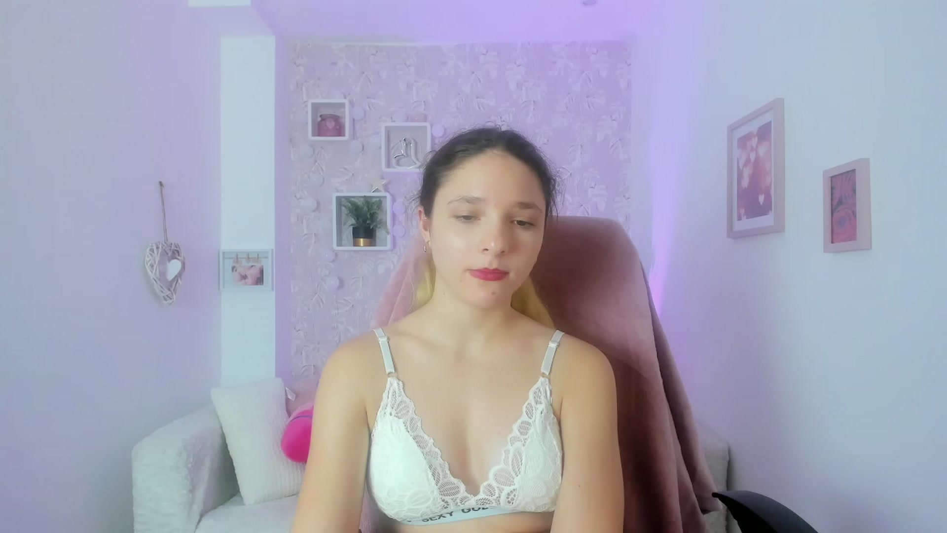 Gallery image thumbnail from Riley_Cutie's myfreecams stream on, 01/06/2023, 13:17 image 6 of 20