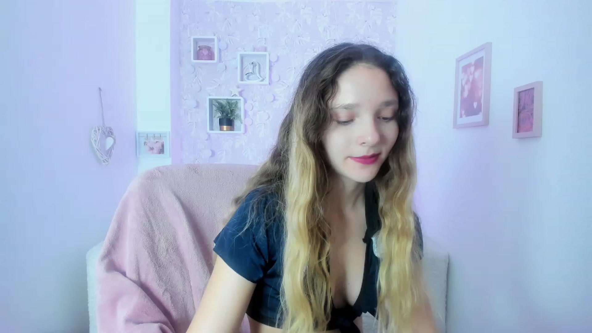 Gallery image thumbnail from Riley_Cutie's myfreecams stream on, 01/15/2023, 10:54 image 10 of 20