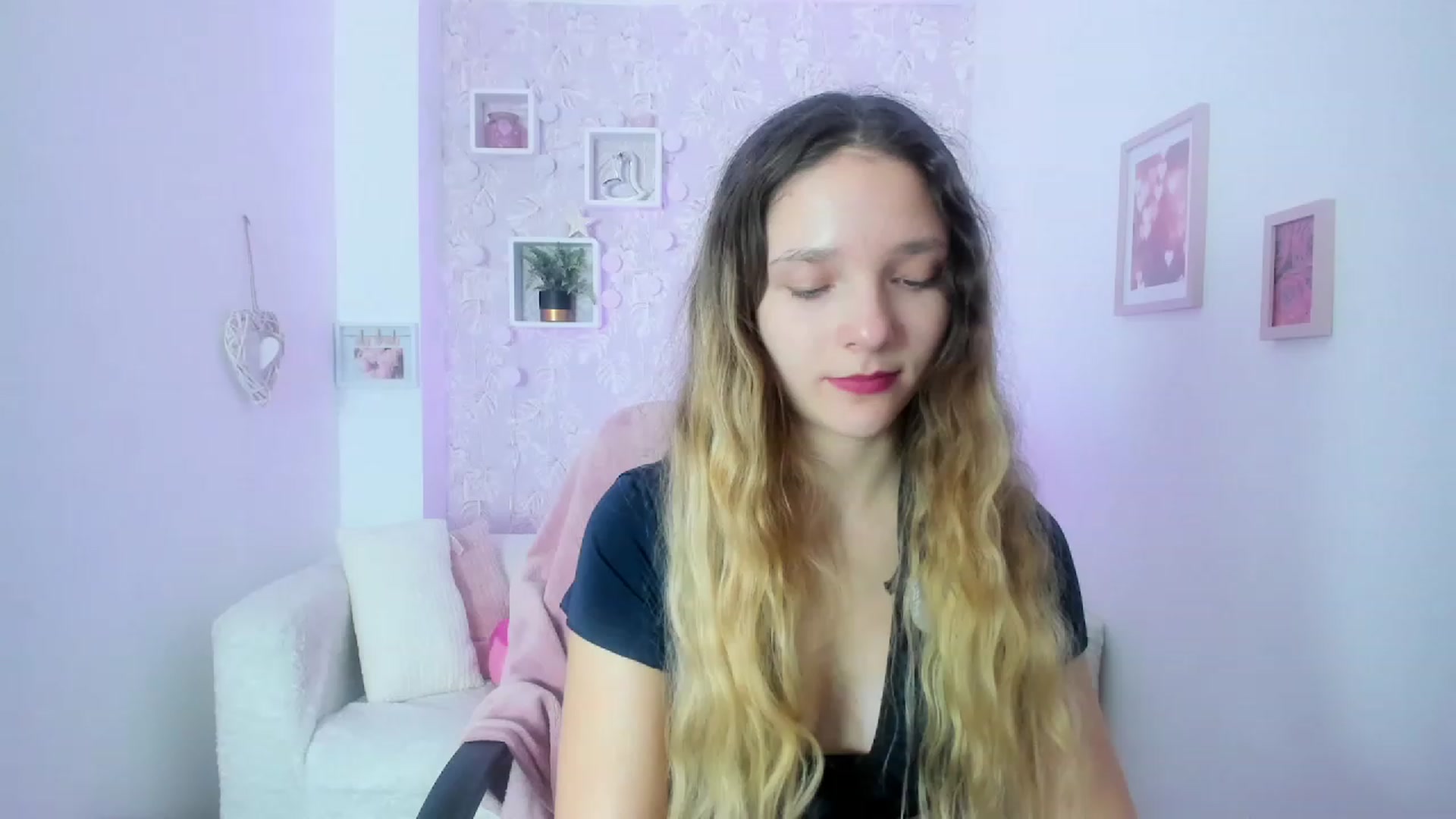 Gallery image thumbnail from Riley_Cutie's myfreecams stream on, 01/15/2023, 10:54 image 5 of 20