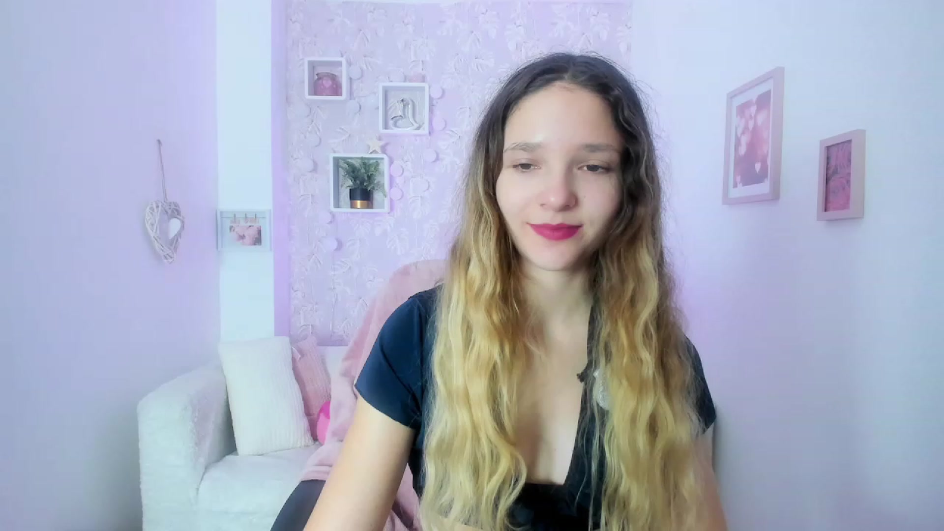 Gallery image thumbnail from Riley_Cutie's myfreecams stream on, 01/15/2023, 10:54 image 6 of 20