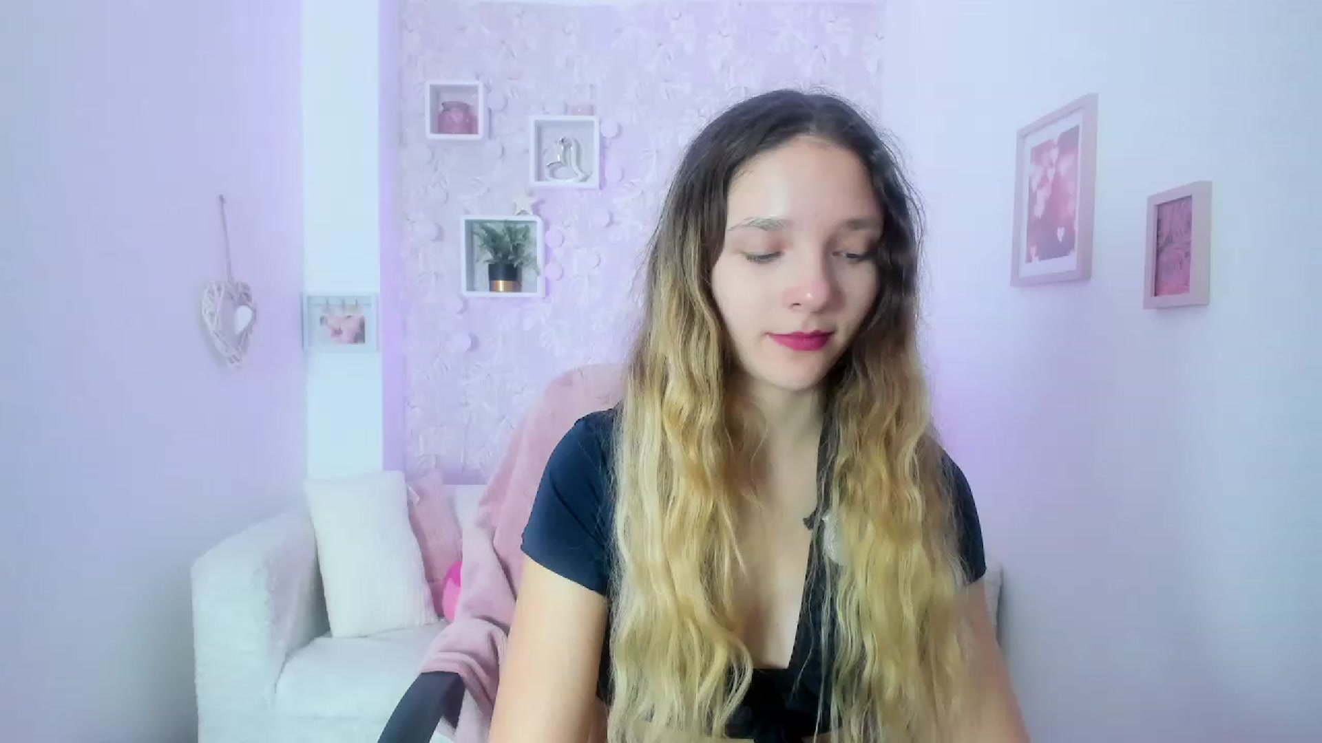 Gallery image thumbnail from Riley_Cutie's myfreecams stream on, 01/15/2023, 10:54 image 4 of 20