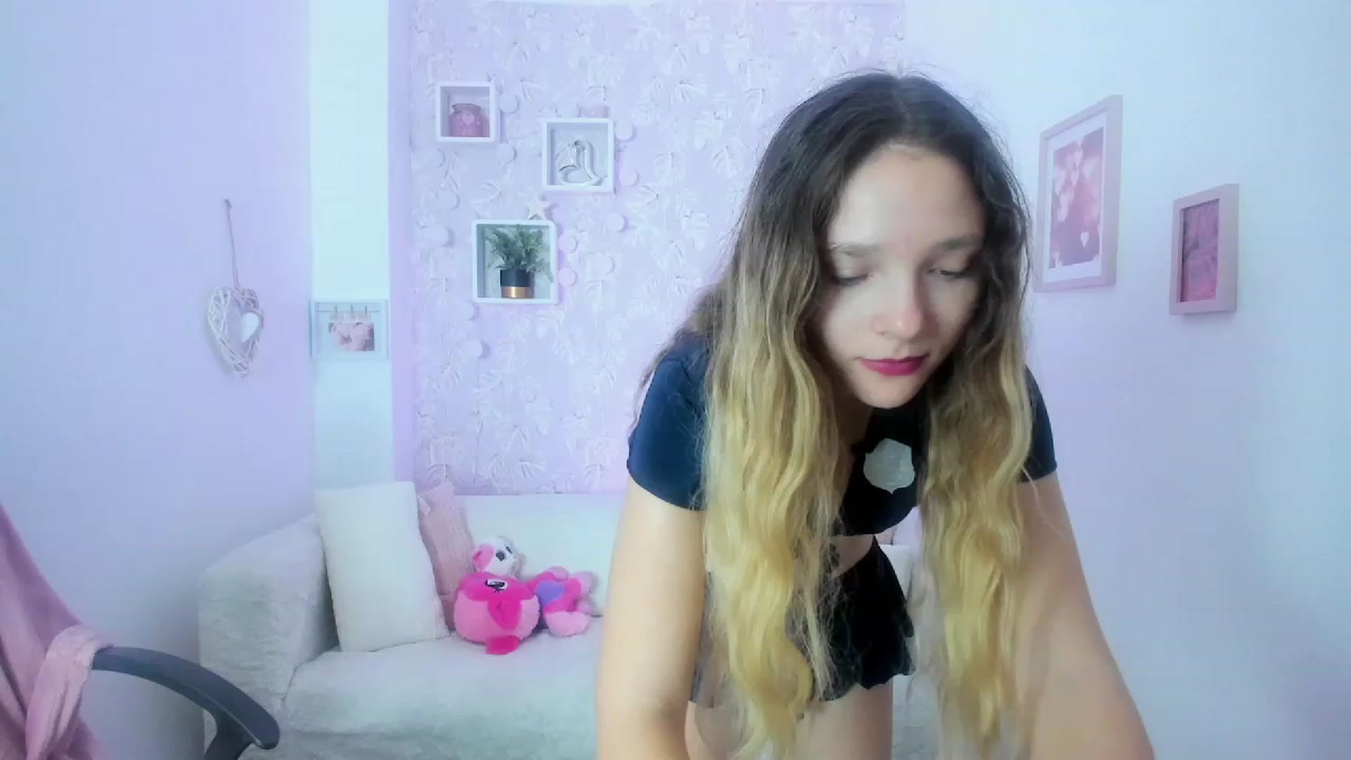 Gallery image thumbnail from Riley_Cutie's myfreecams stream on, 01/15/2023, 10:54 image 2 of 20