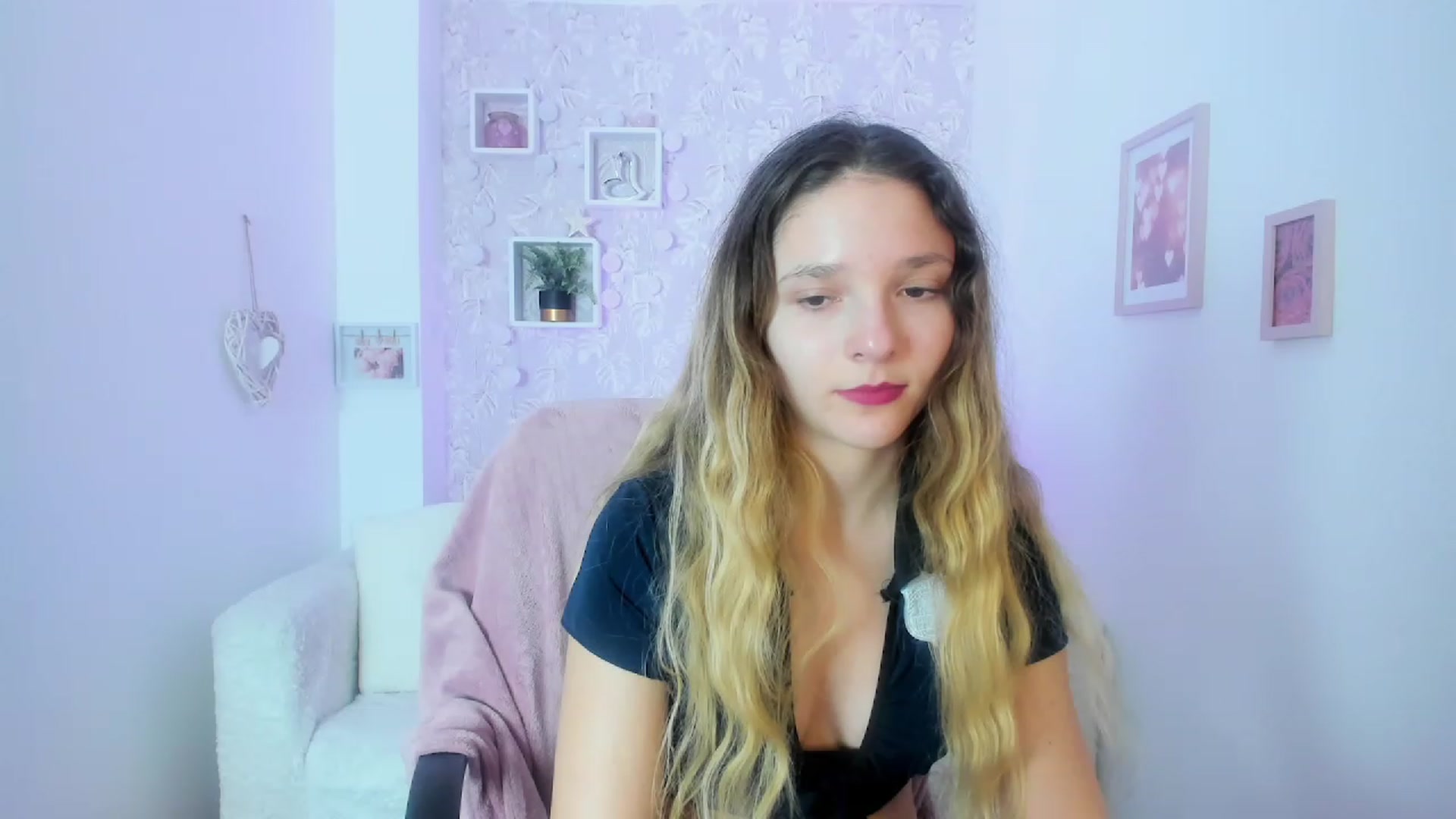 Gallery image thumbnail from Riley_Cutie's myfreecams stream on, 01/15/2023, 13:26 image 8 of 20