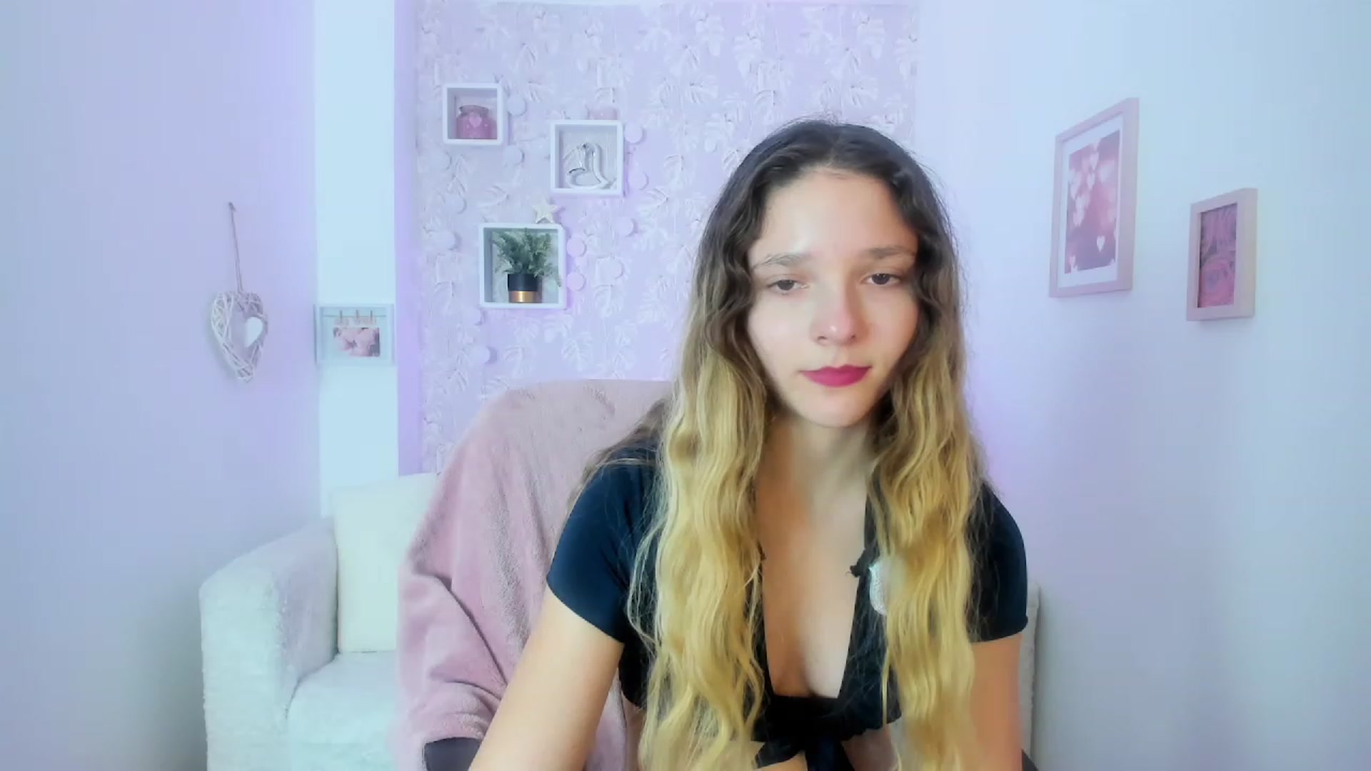 Gallery image thumbnail from Riley_Cutie's myfreecams stream on, 01/15/2023, 13:26 image 18 of 20