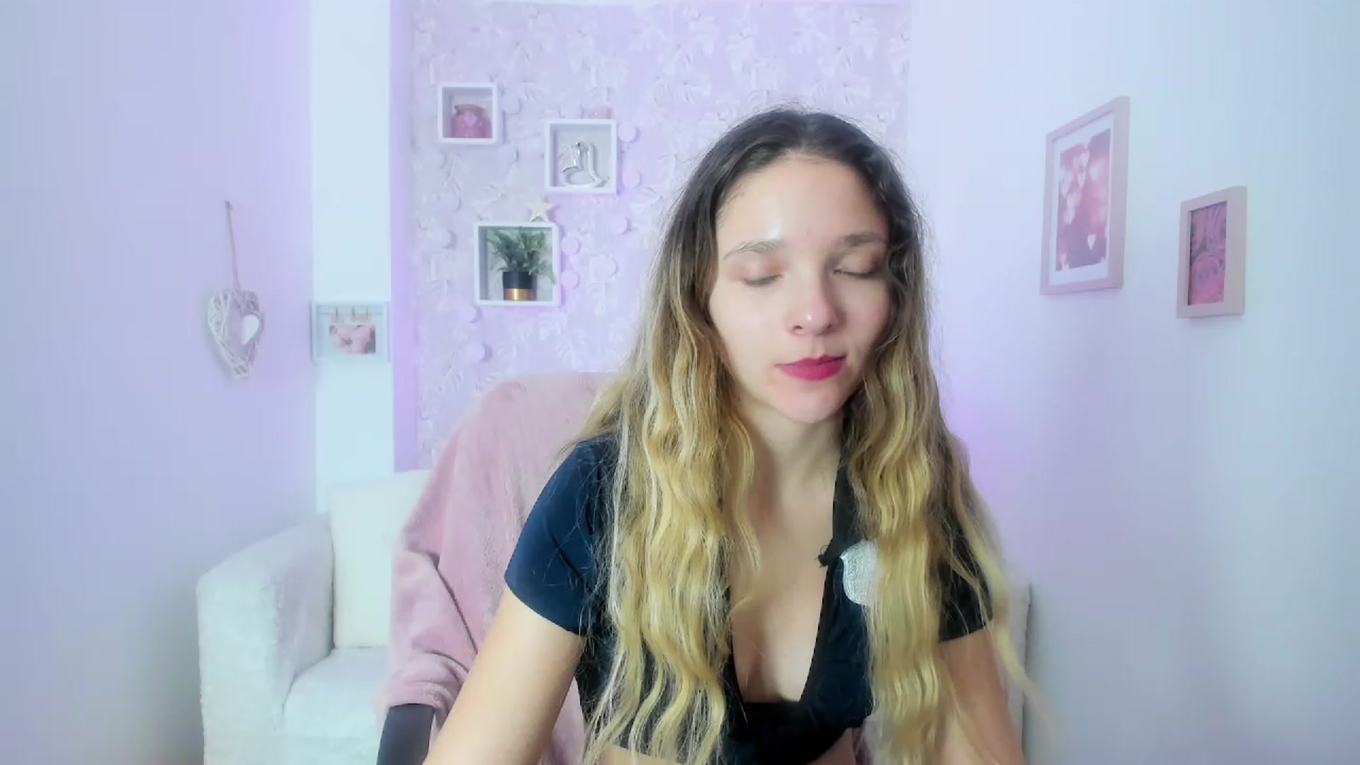 Gallery image thumbnail from Riley_Cutie's myfreecams stream on, 01/15/2023, 13:26 image 7 of 20