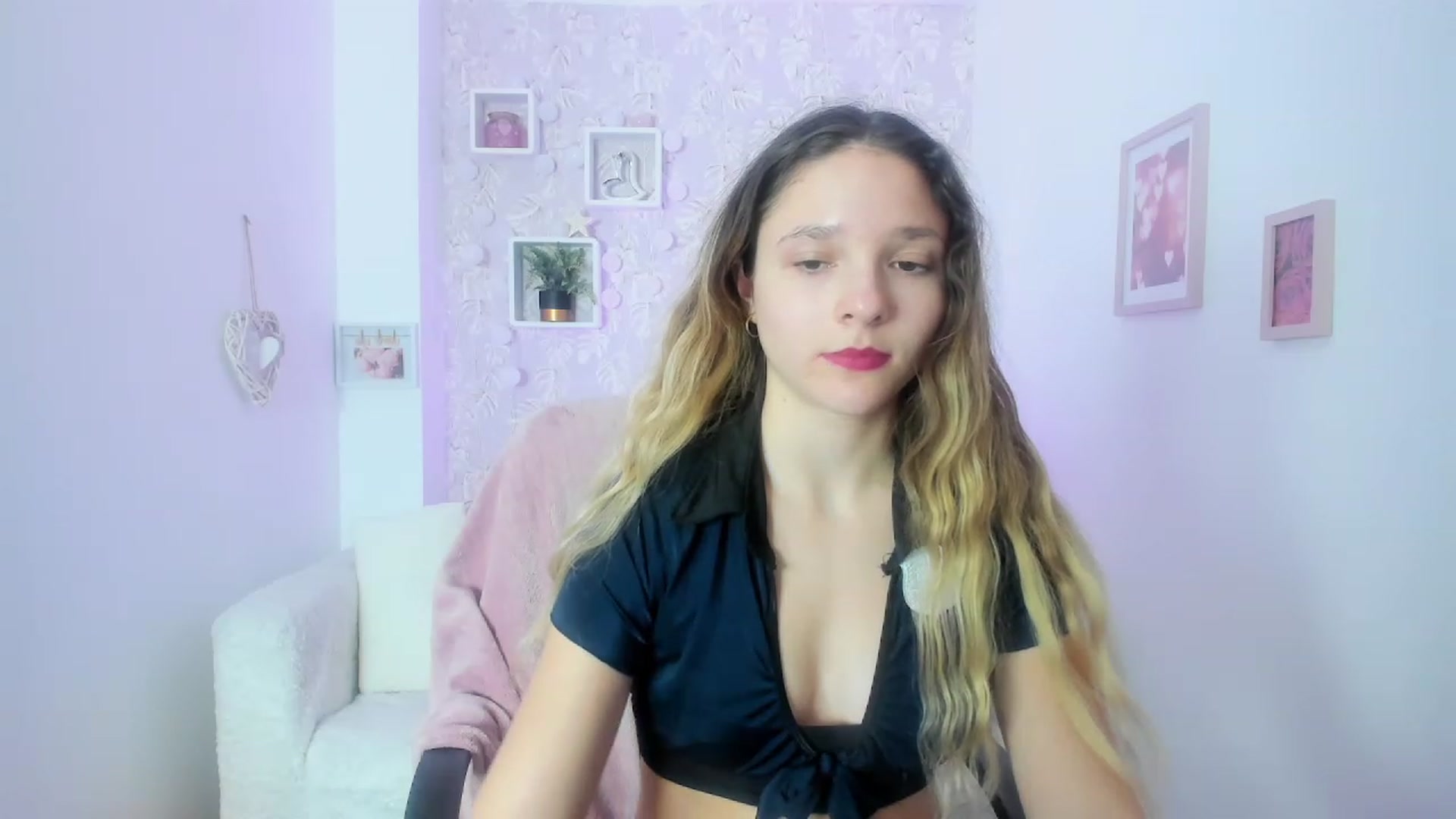 Gallery image thumbnail from Riley_Cutie's myfreecams stream on, 01/15/2023, 13:26 image 4 of 20