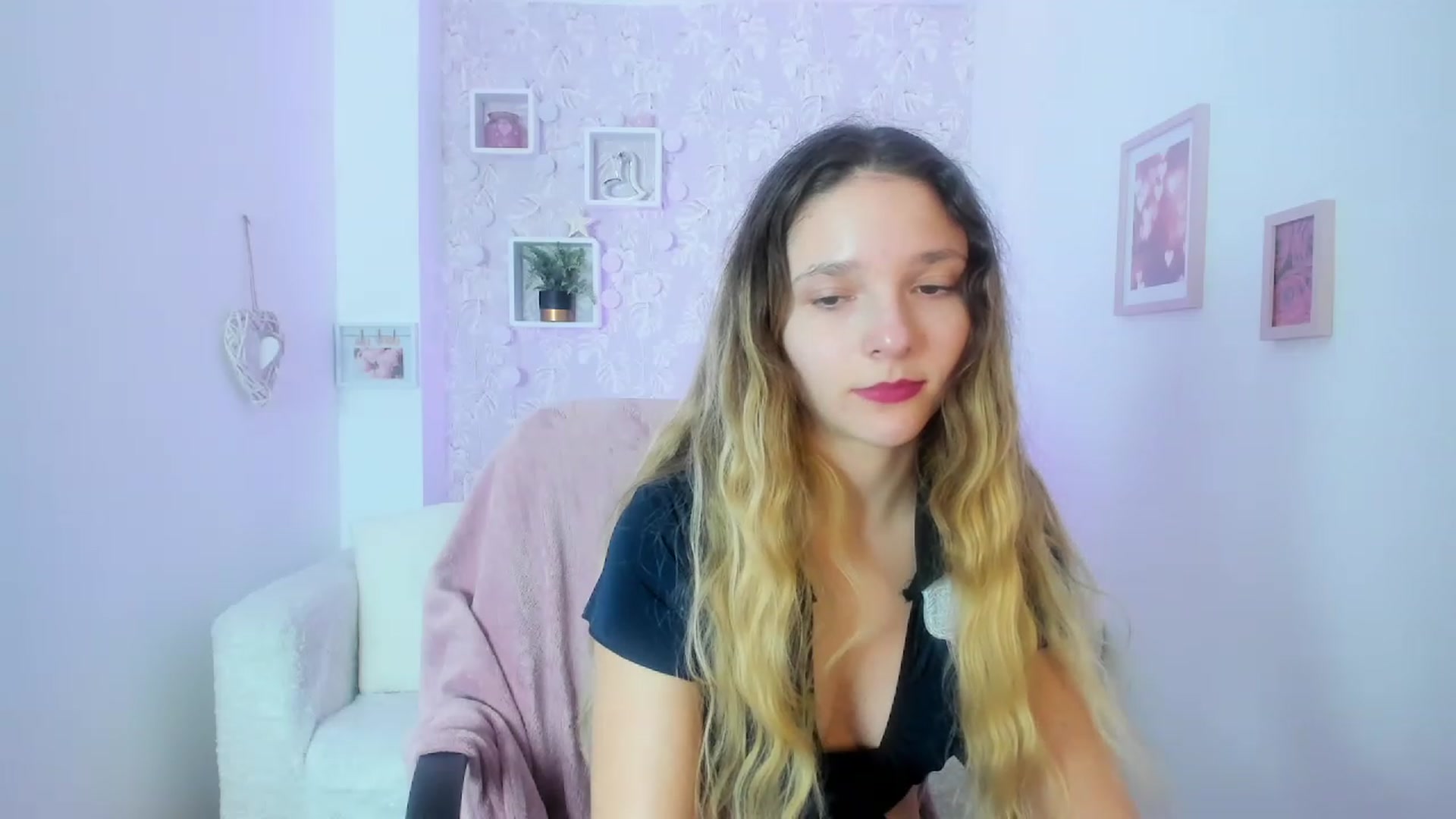 Gallery image thumbnail from Riley_Cutie's myfreecams stream on, 01/15/2023, 13:26 image 9 of 20