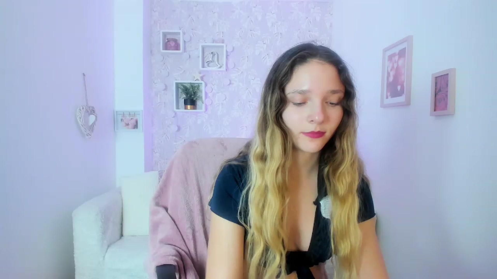 Gallery image thumbnail from Riley_Cutie's myfreecams stream on, 01/15/2023, 13:26 image 19 of 20