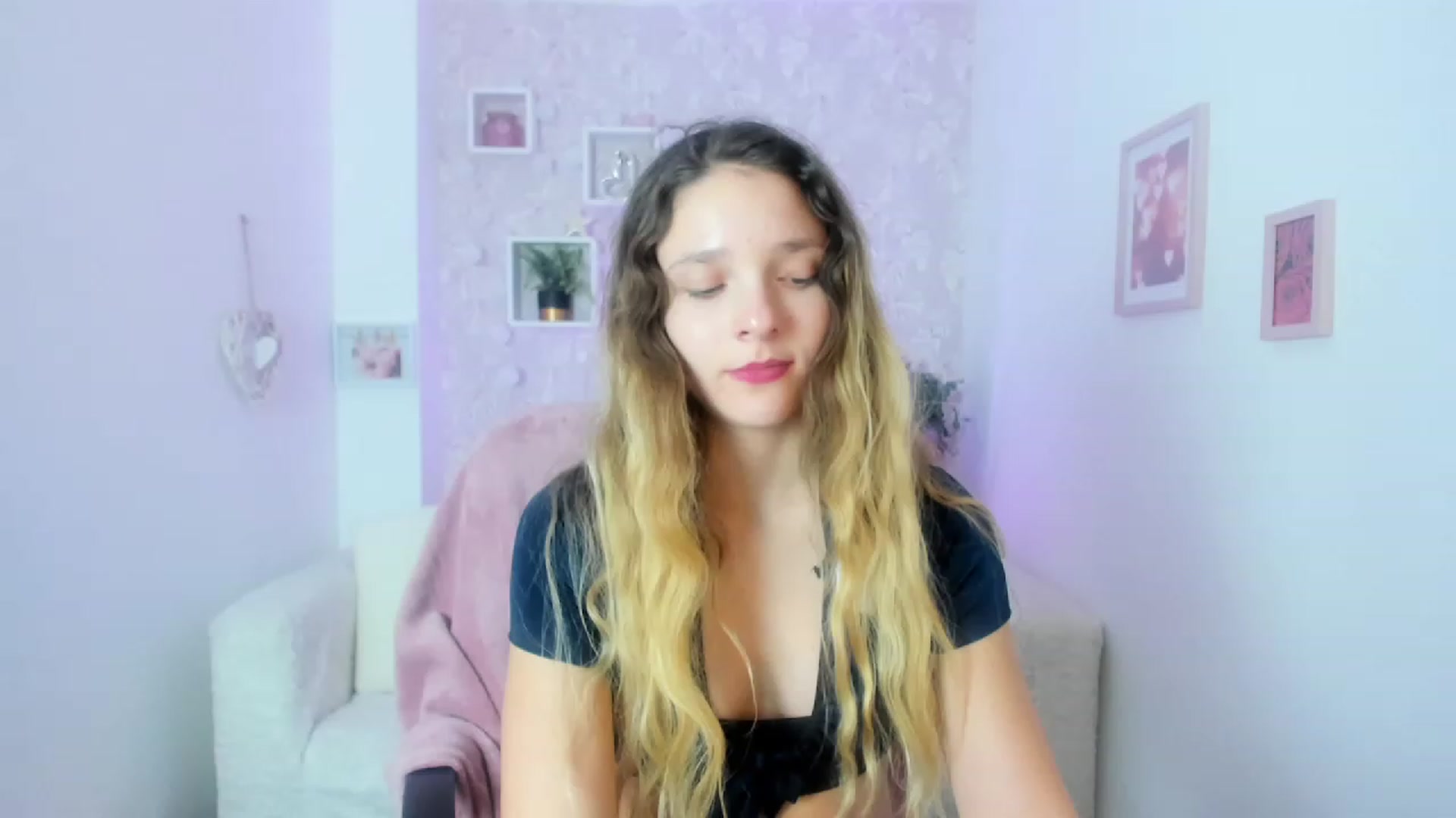 Gallery image thumbnail from Riley_Cutie's myfreecams stream on, 01/15/2023, 17:03 image 2 of 20