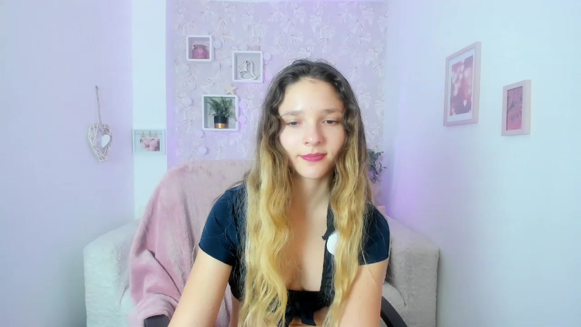 Gallery image thumbnail from Riley_Cutie's myfreecams stream on, 01/15/2023, 17:03 image 17 of 20