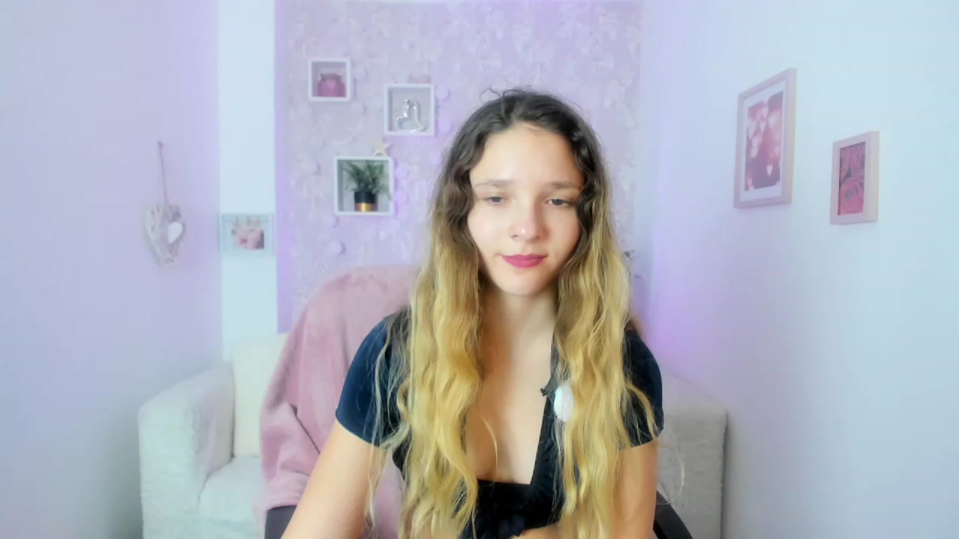 Gallery image thumbnail from Riley_Cutie's myfreecams stream on, 01/15/2023, 17:03 image 4 of 20