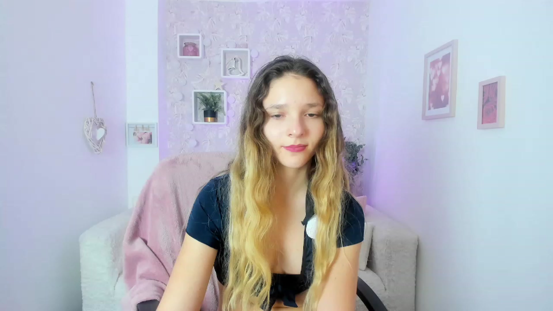 Gallery image thumbnail from Riley_Cutie's myfreecams stream on, 01/15/2023, 17:03 image 18 of 20