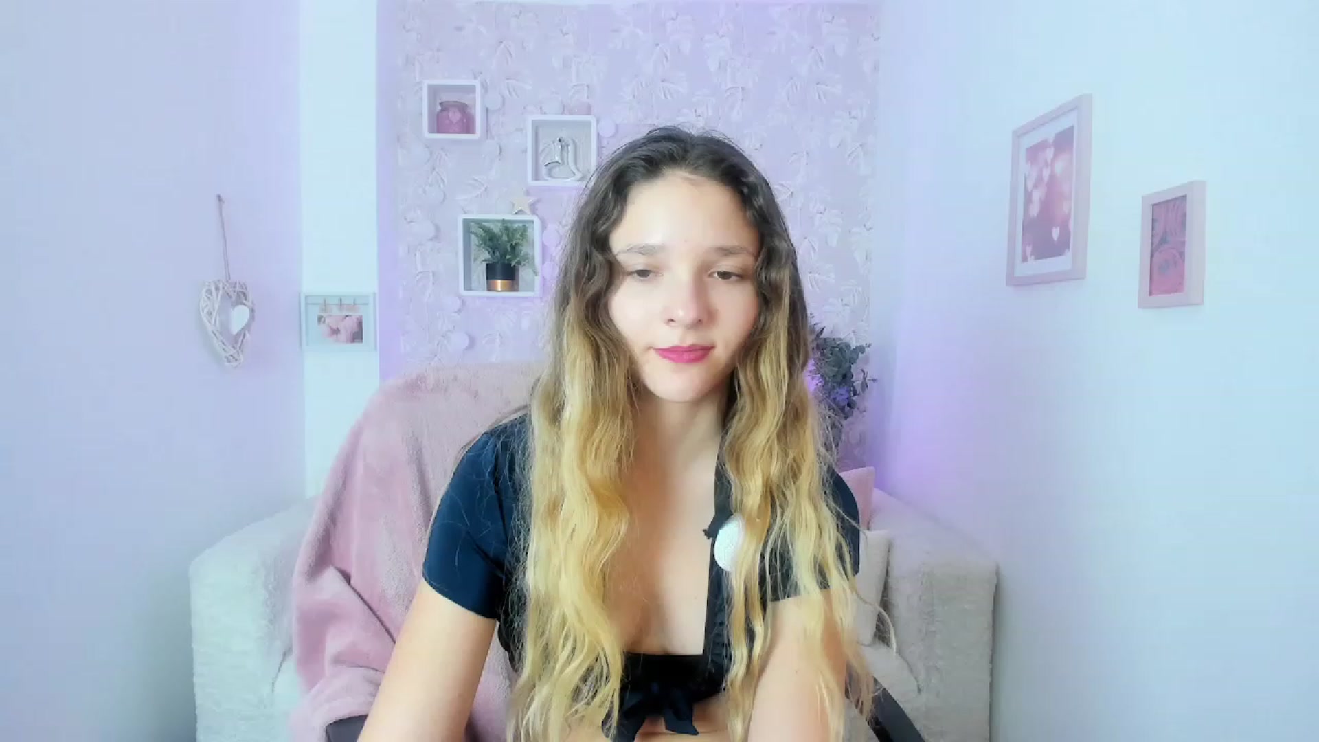Gallery image thumbnail from Riley_Cutie's myfreecams stream on, 01/15/2023, 17:03 image 14 of 20