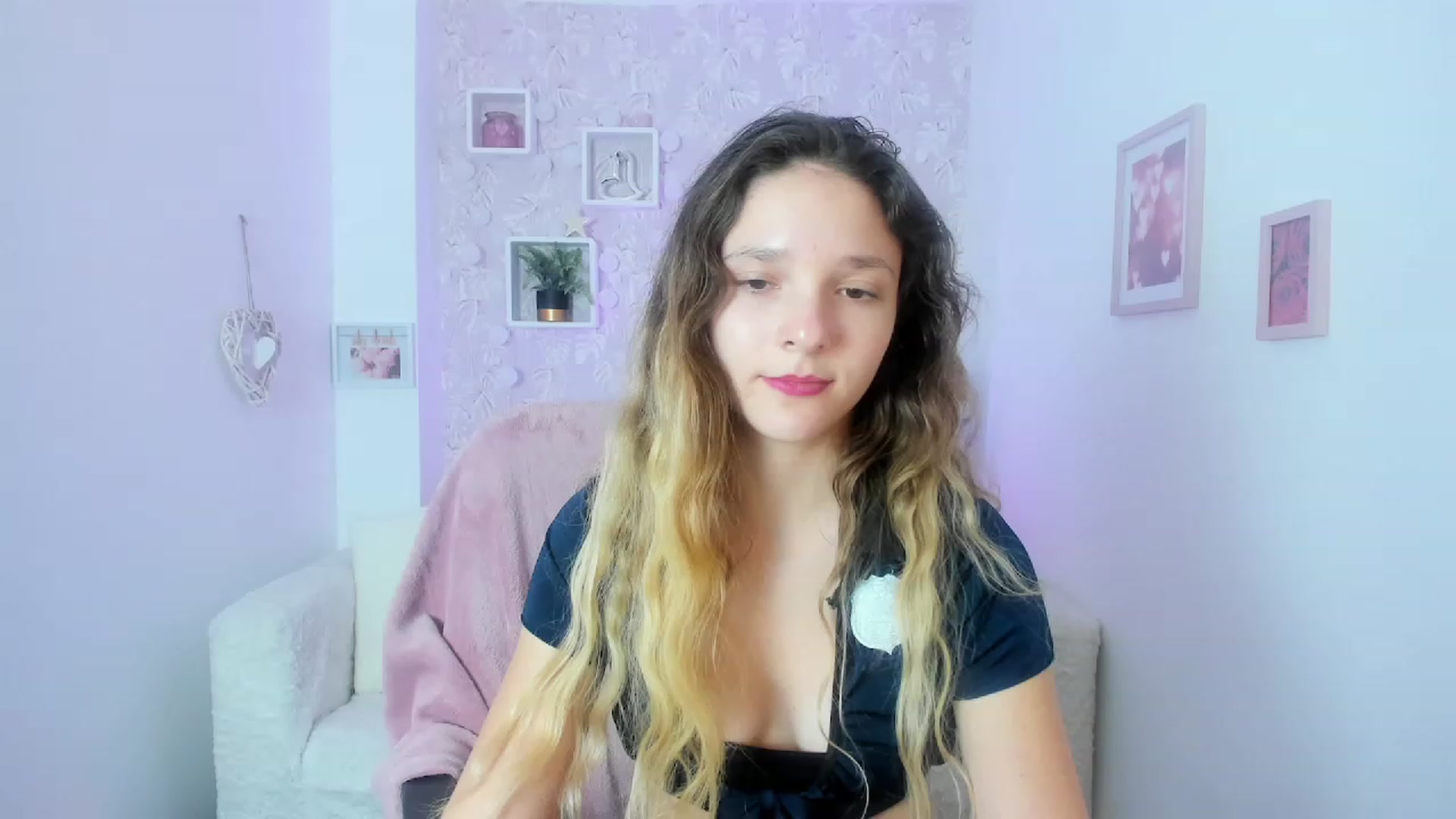 Gallery image thumbnail from Riley_Cutie's myfreecams stream on, 01/15/2023, 18:20 image 6 of 20