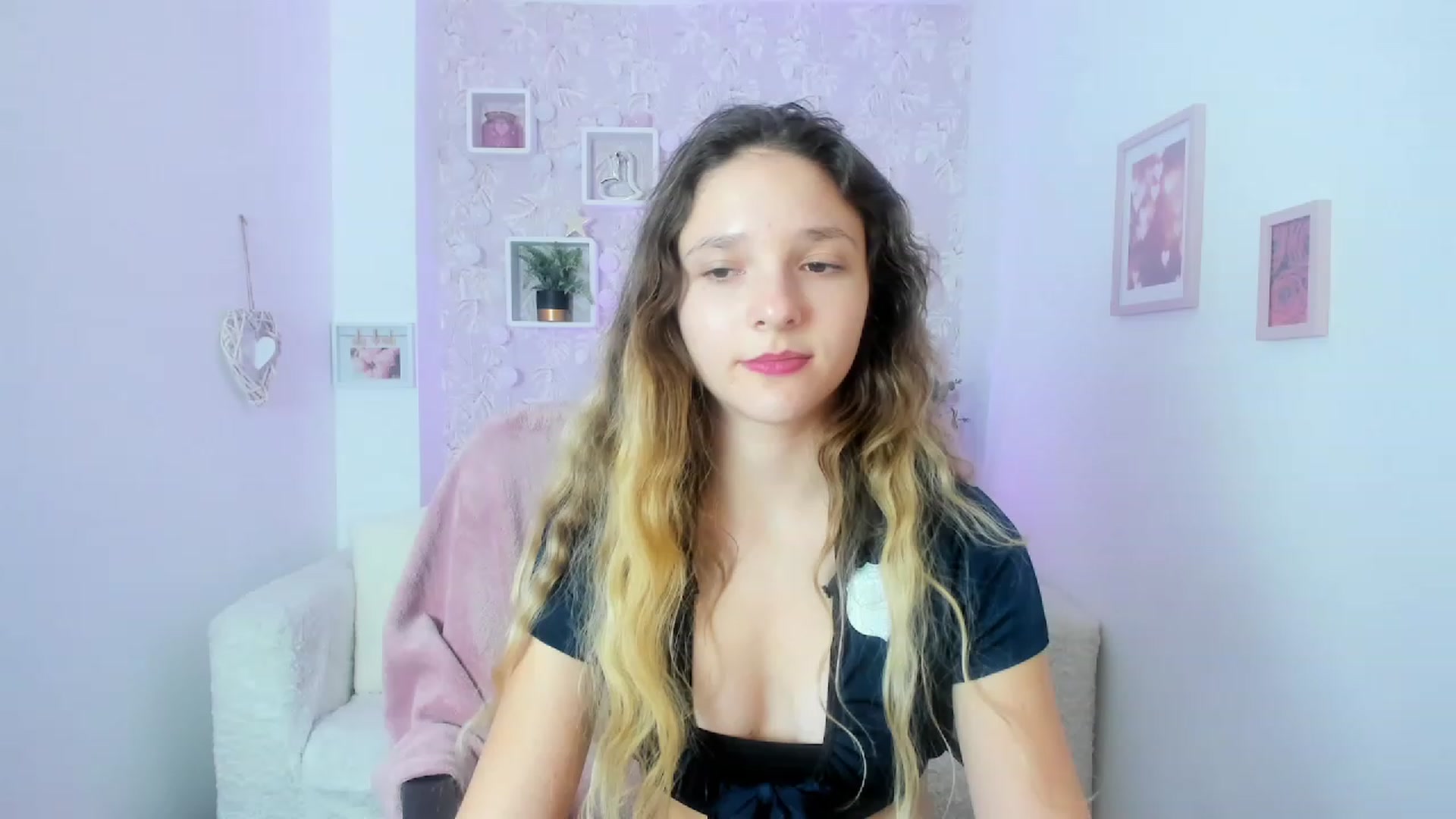 Gallery image thumbnail from Riley_Cutie's myfreecams stream on, 01/15/2023, 18:20 image 5 of 20