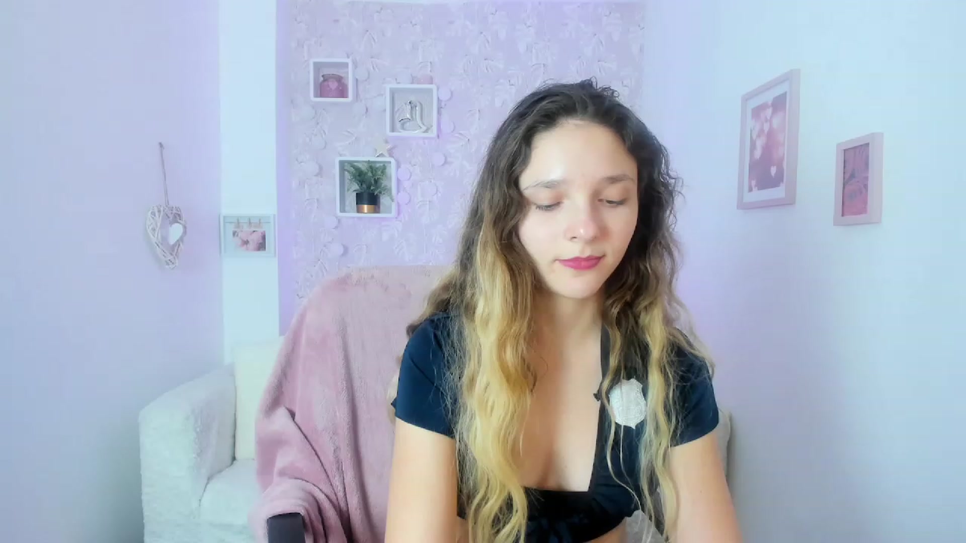 Gallery image thumbnail from Riley_Cutie's myfreecams stream on, 01/15/2023, 18:20 image 3 of 20