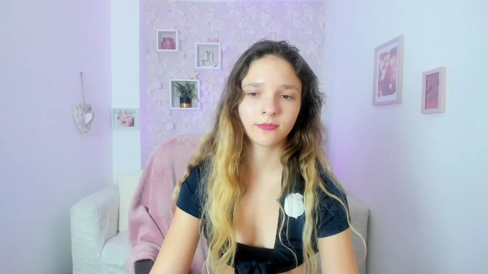 Gallery image thumbnail from Riley_Cutie's myfreecams stream on, 01/15/2023, 18:20 image 4 of 20