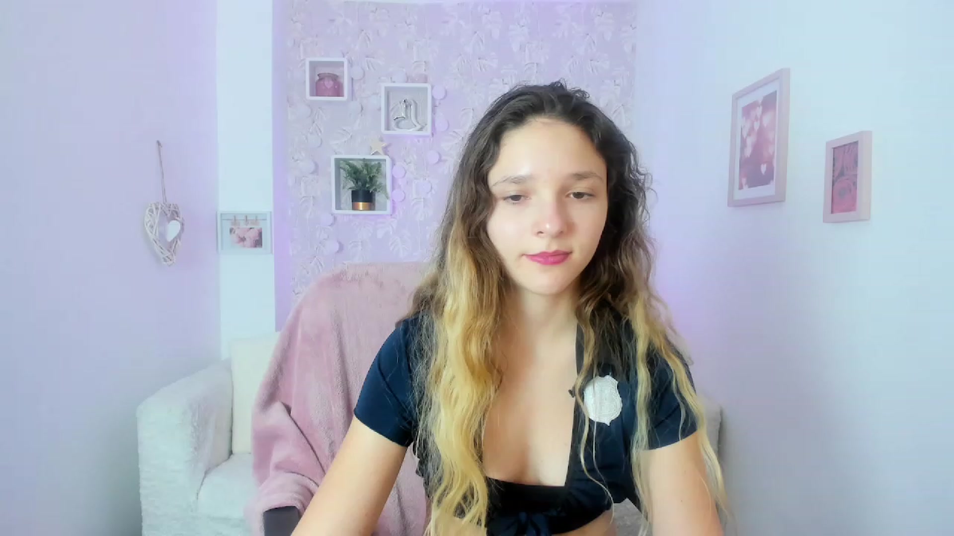 Gallery image thumbnail from Riley_Cutie's myfreecams stream on, 01/15/2023, 18:20 image 1 of 20