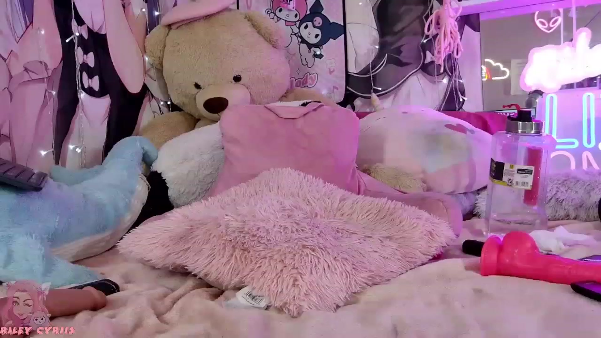 Gallery image thumbnail from Riley_Cyriis's myfreecams stream on, 11/16/2022, 24:45 image 20 of 20