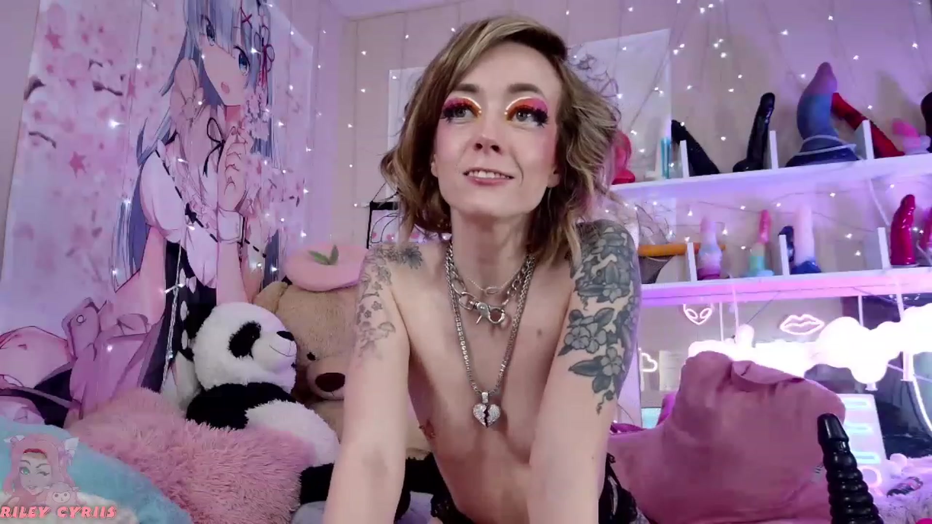 Gallery image thumbnail from Riley_Cyriis's myfreecams stream on, 11/23/2022, 01:14 image 19 of 20