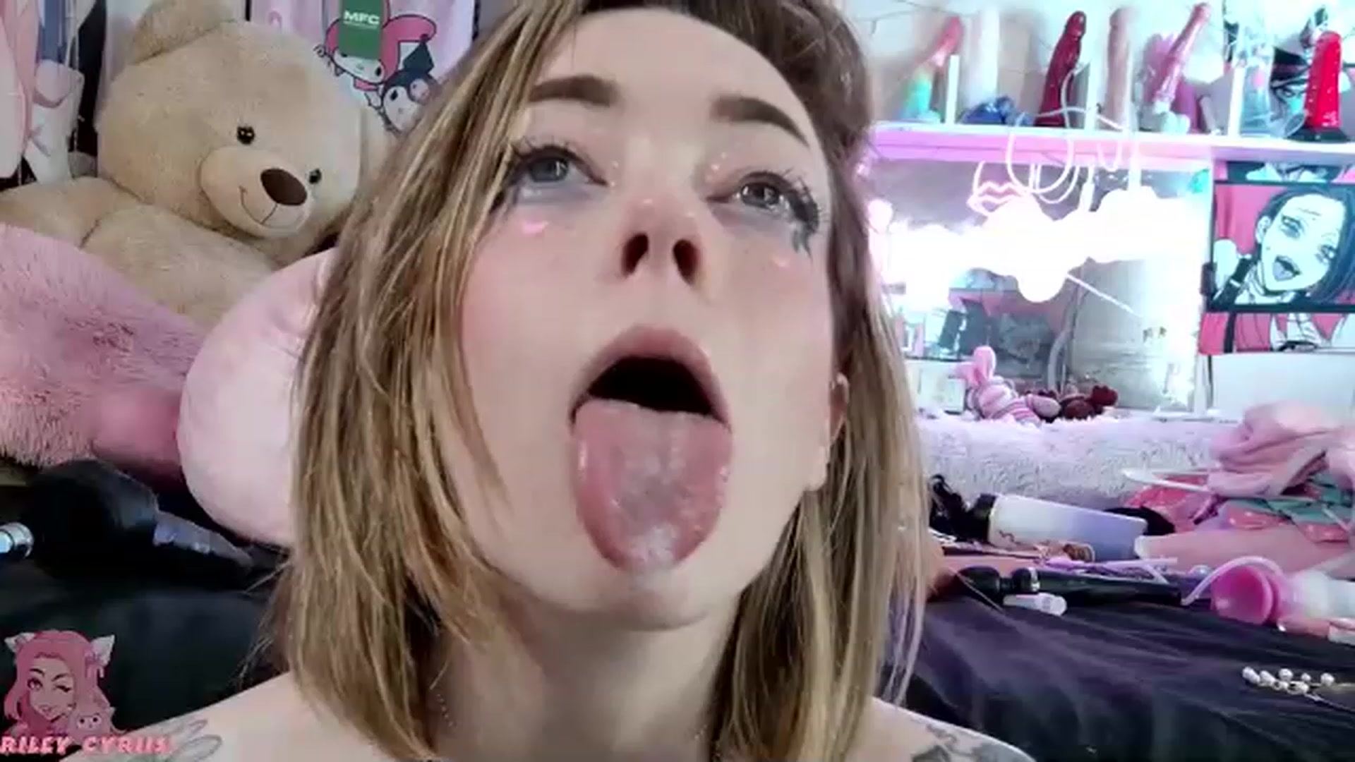 Gallery image thumbnail from Riley_Cyriis's myfreecams stream on, 12/16/2022, 24:40 image 20 of 20
