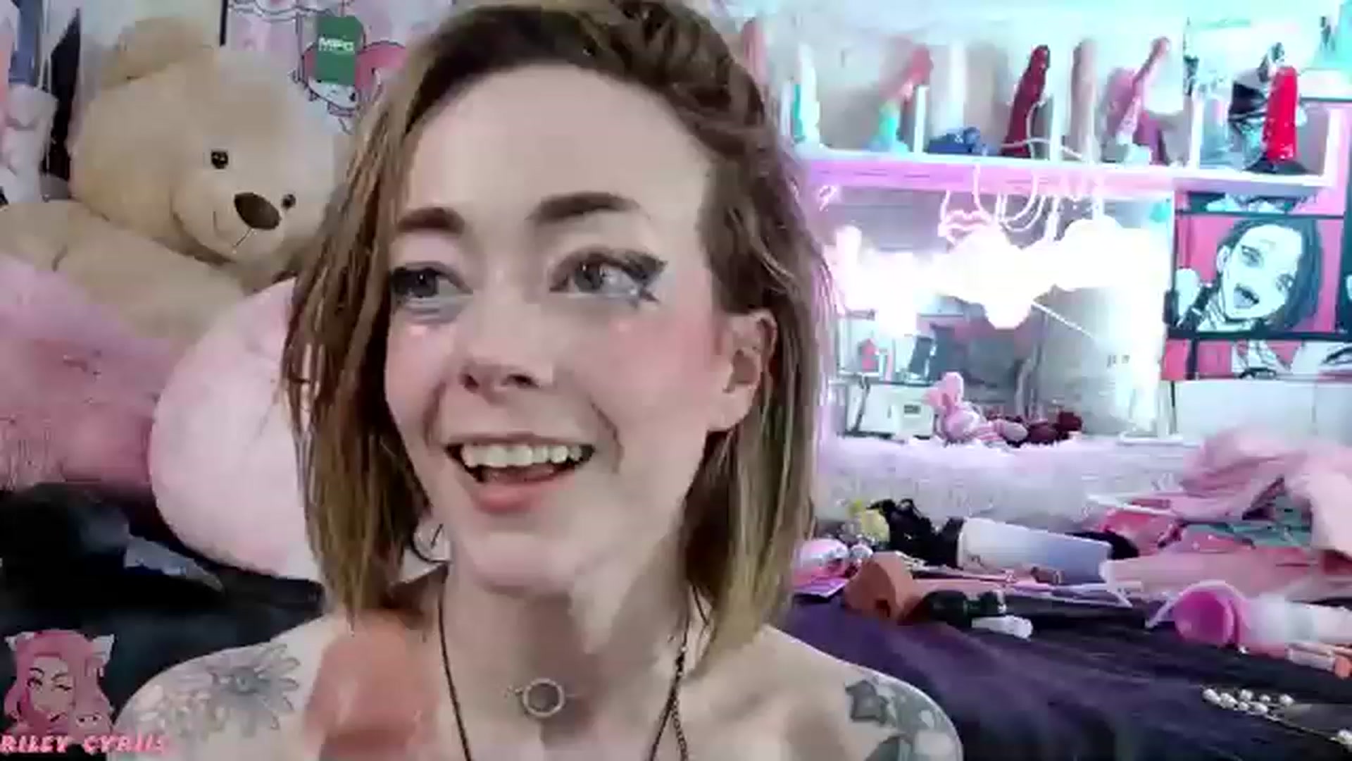 Gallery image thumbnail from Riley_Cyriis's myfreecams stream on, 12/16/2022, 24:40 image 18 of 20