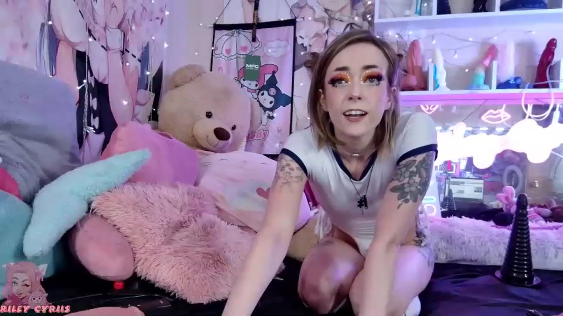 Gallery image thumbnail from Riley_Cyriis's myfreecams stream on, 12/20/2022, 23:07 image 3 of 20
