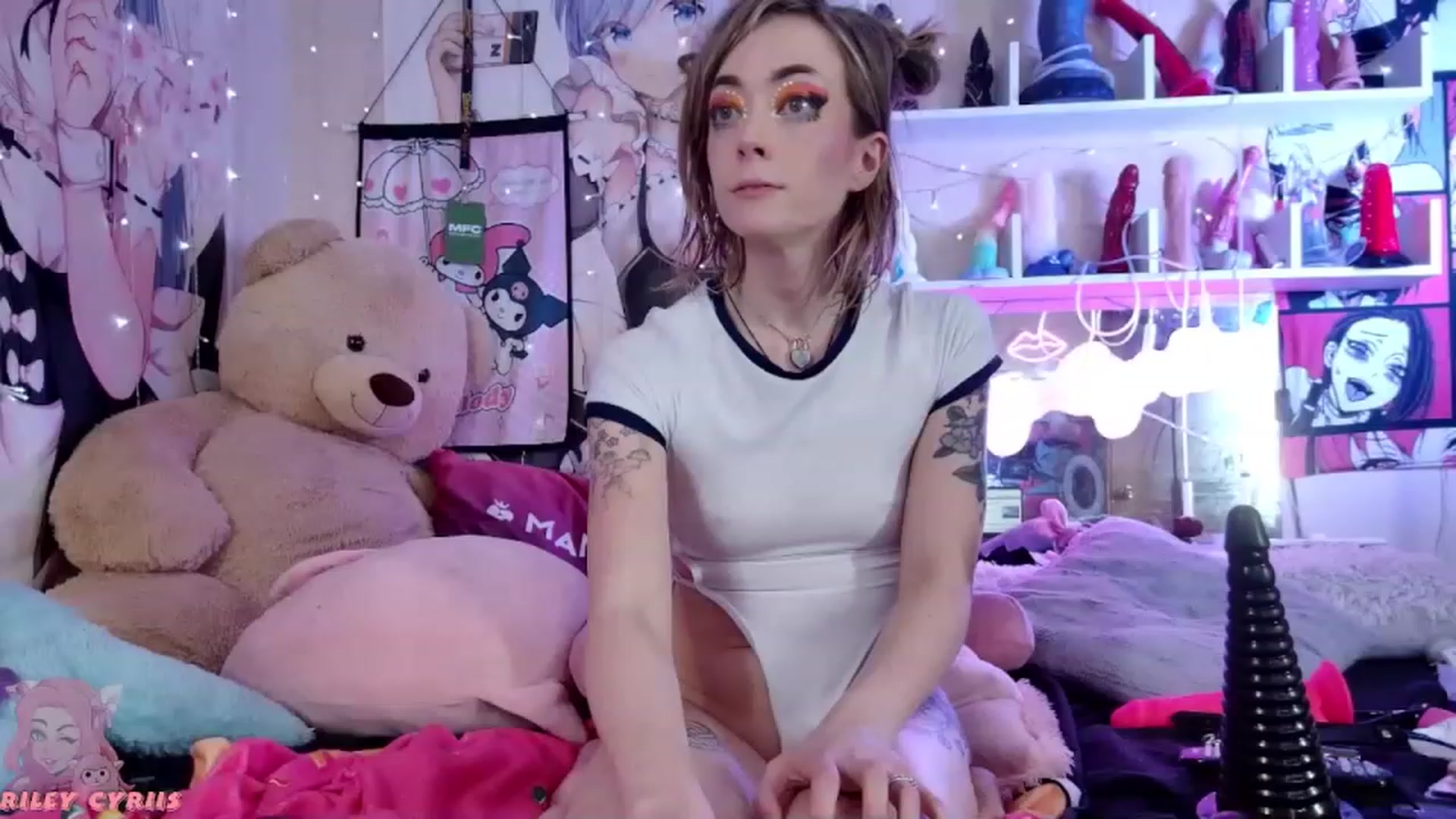 Gallery image thumbnail from Riley_Cyriis's myfreecams stream on, 12/21/2022, 01:11 image 7 of 20