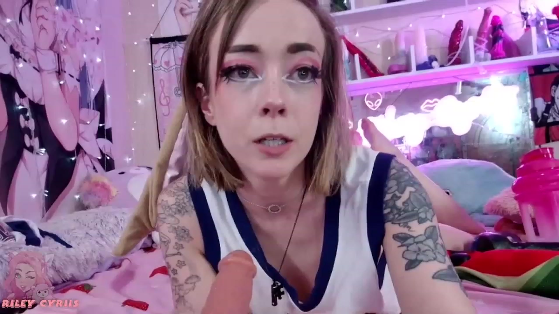 Gallery image thumbnail from Riley_Cyriis's myfreecams stream on, 03/08/2023, 02:36 image 14 of 20