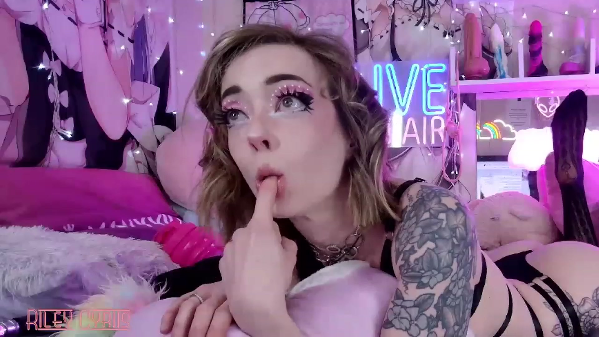 Gallery image thumbnail from Riley_Cyriis's myfreecams stream on, 03/17/2023, 02:11 image 8 of 20