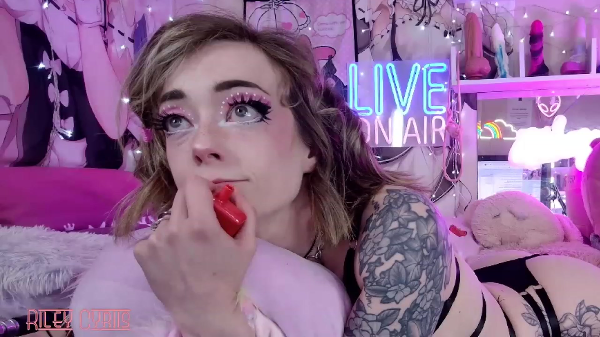 Gallery image thumbnail from Riley_Cyriis's myfreecams stream on, 03/17/2023, 02:11 image 9 of 20