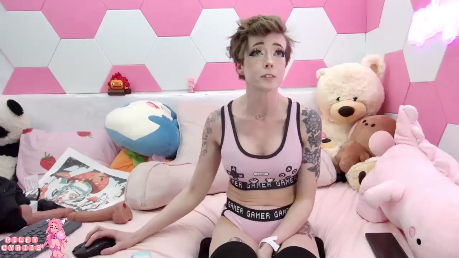 Gallery image thumbnail from Riley_Cyriis's myfreecams stream on, 04/22/2025, 01:39 image 15 of 20