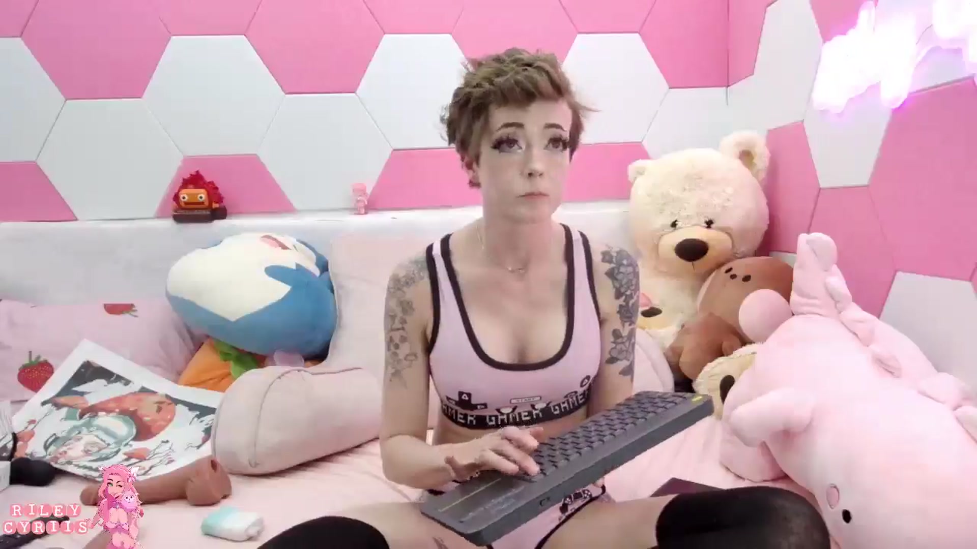 Gallery image thumbnail from Riley_Cyriis's myfreecams stream on, 04/22/2025, 01:39 image 3 of 20