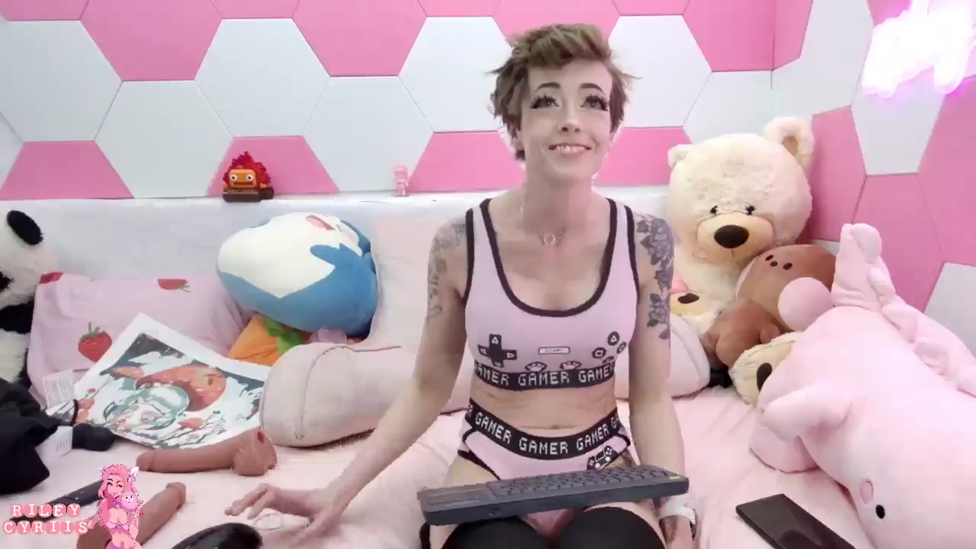 Gallery image thumbnail from Riley_Cyriis's myfreecams stream on, 04/22/2025, 01:39 image 14 of 20
