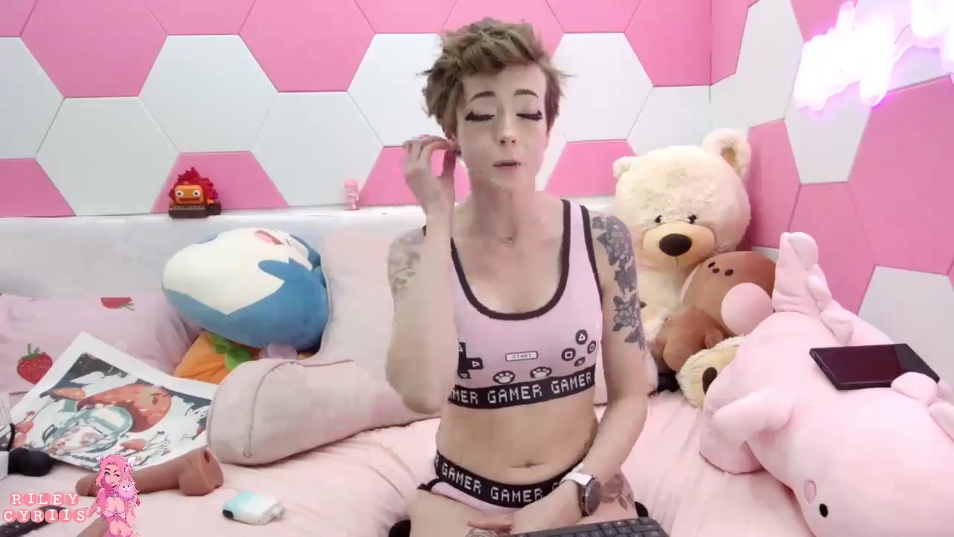 Gallery image thumbnail from Riley_Cyriis's myfreecams stream on, 04/22/2025, 01:39 image 11 of 20