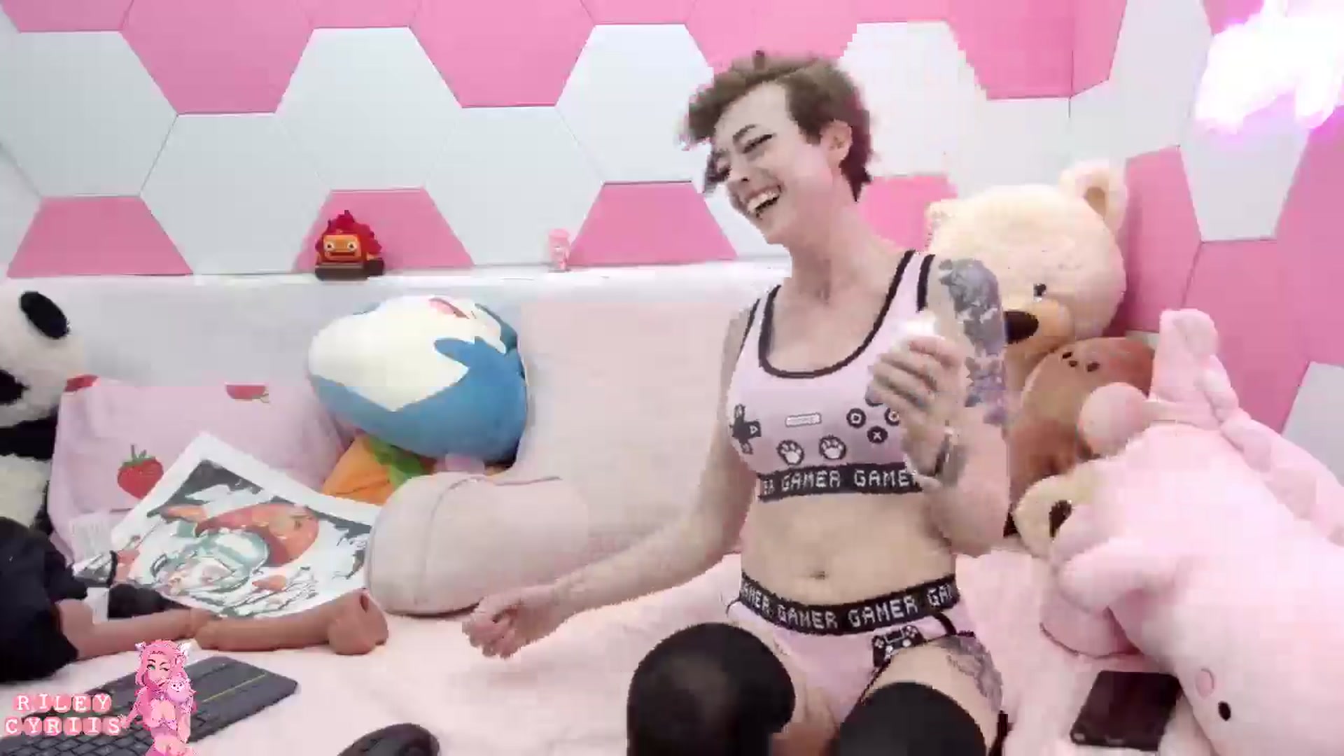 Gallery image thumbnail from Riley_Cyriis's myfreecams stream on, 04/22/2025, 01:39 image 18 of 20