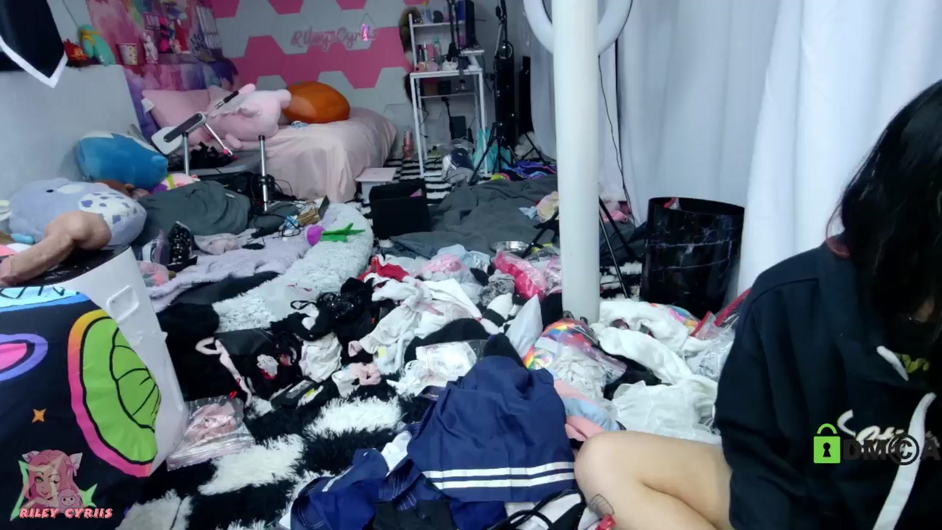 Gallery image thumbnail from Riley_Cyriis's myfreecams stream on, 04/16/2026, 24:03 image 16 of 20