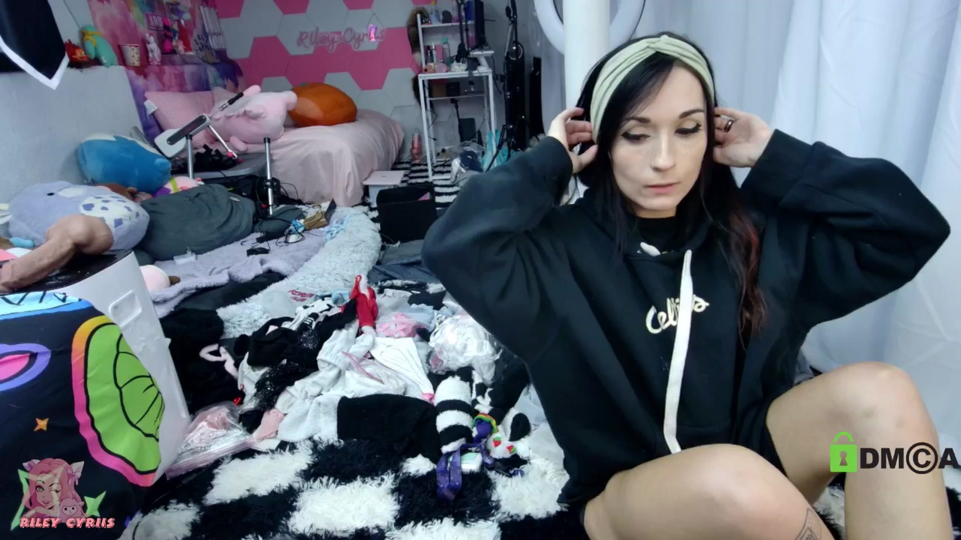 Gallery image thumbnail from Riley_Cyriis's myfreecams stream on, 04/16/2026, 24:03 image 15 of 20