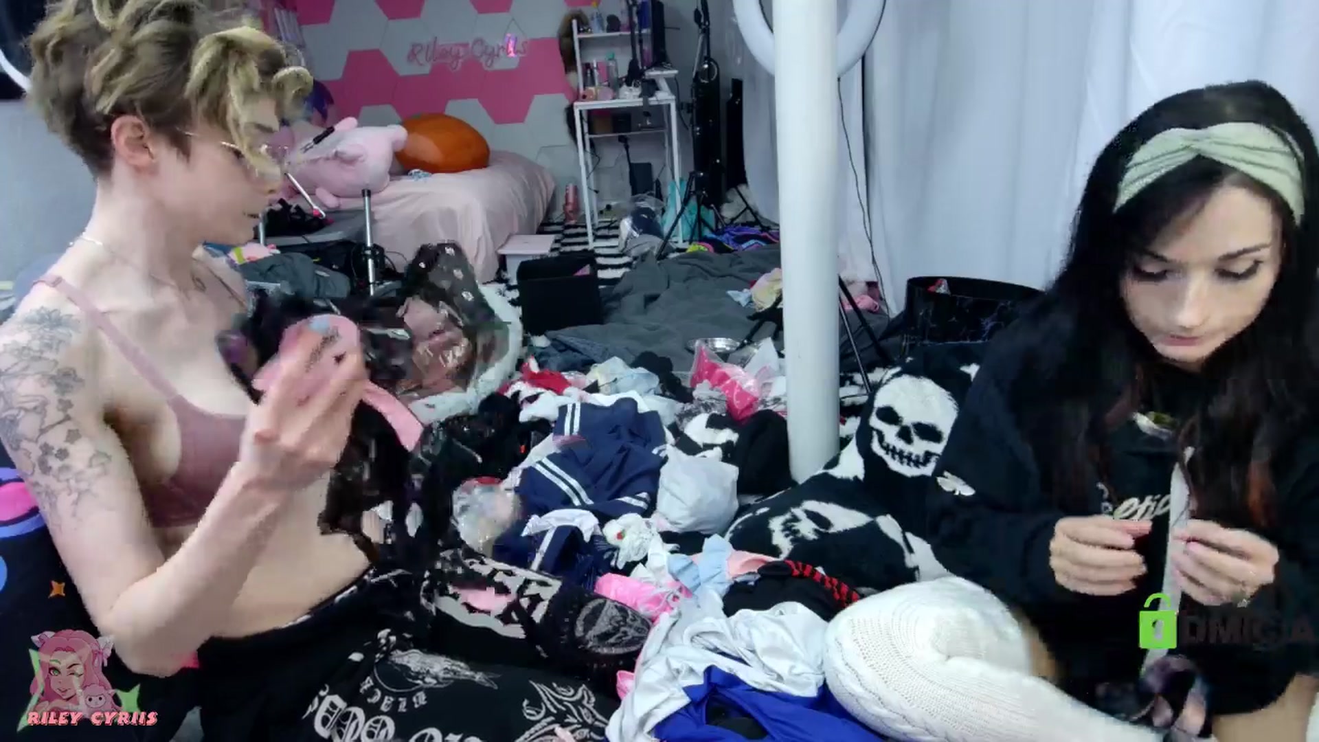 Gallery image thumbnail from Riley_Cyriis's myfreecams stream on, 04/16/2026, 24:03 image 19 of 20