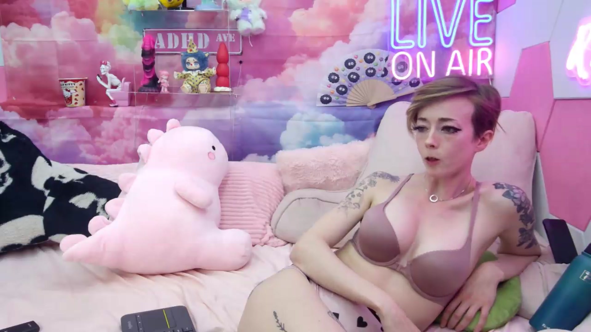 Gallery image thumbnail from Riley_Cyriis's myfreecams stream on, 05/14/2026, 24:01 image 11 of 20