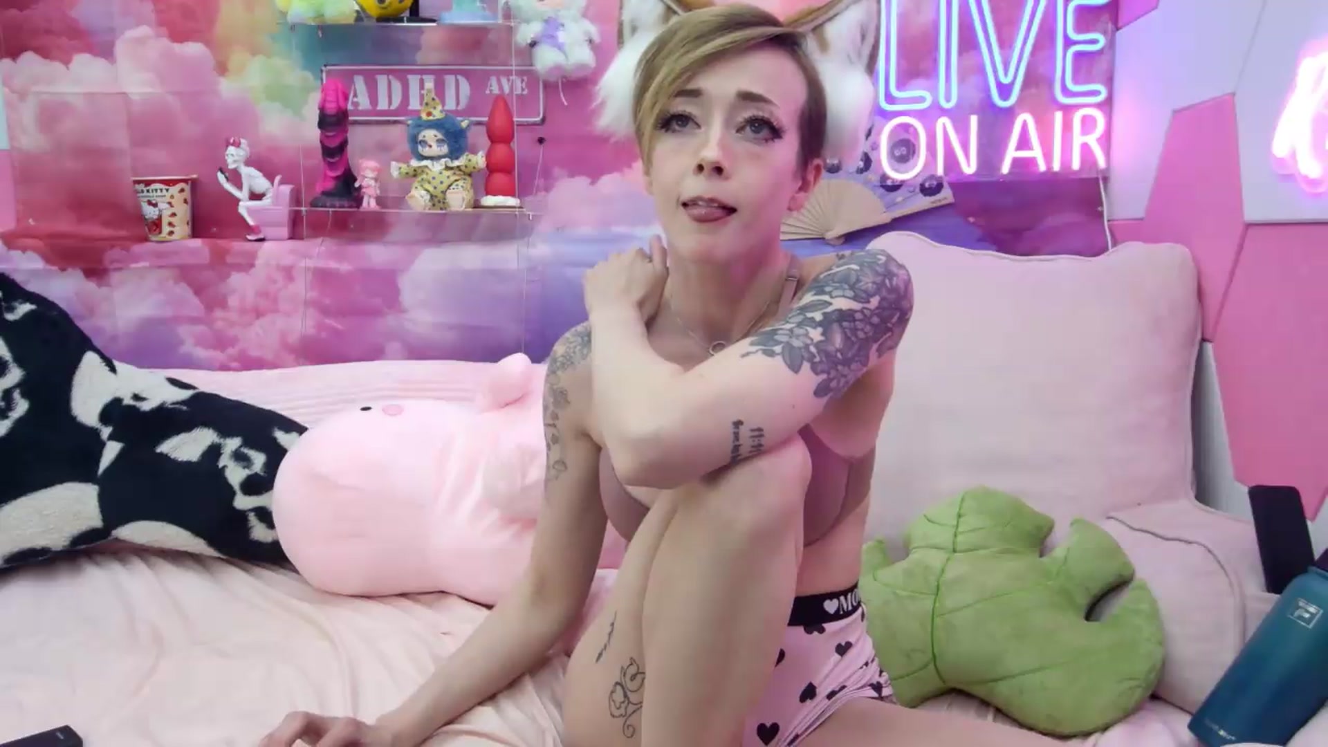 Gallery image thumbnail from Riley_Cyriis's myfreecams stream on, 05/14/2026, 24:01 image 7 of 20