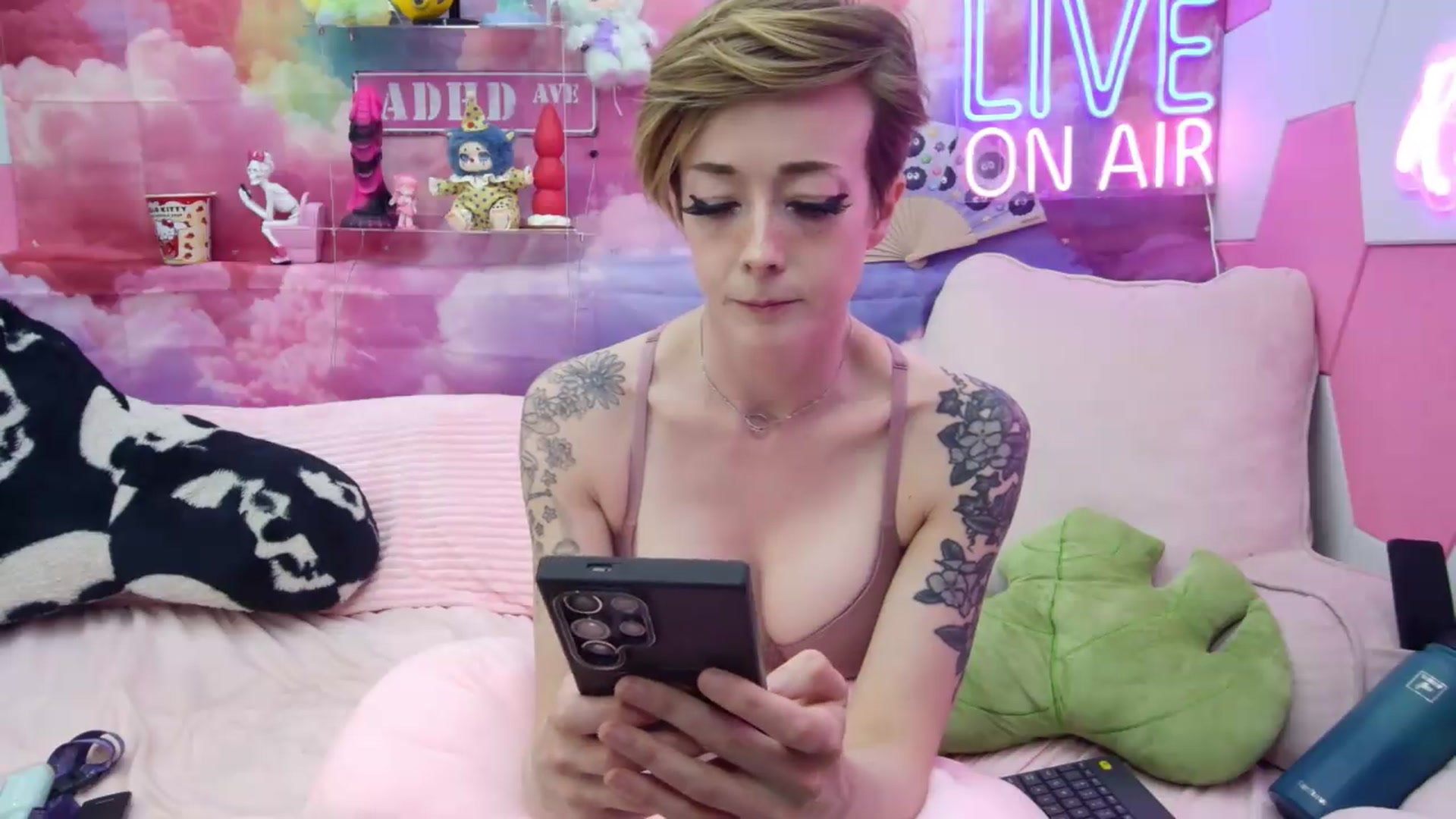 Gallery image thumbnail from Riley_Cyriis's myfreecams stream on, 05/14/2026, 24:01 image 2 of 20
