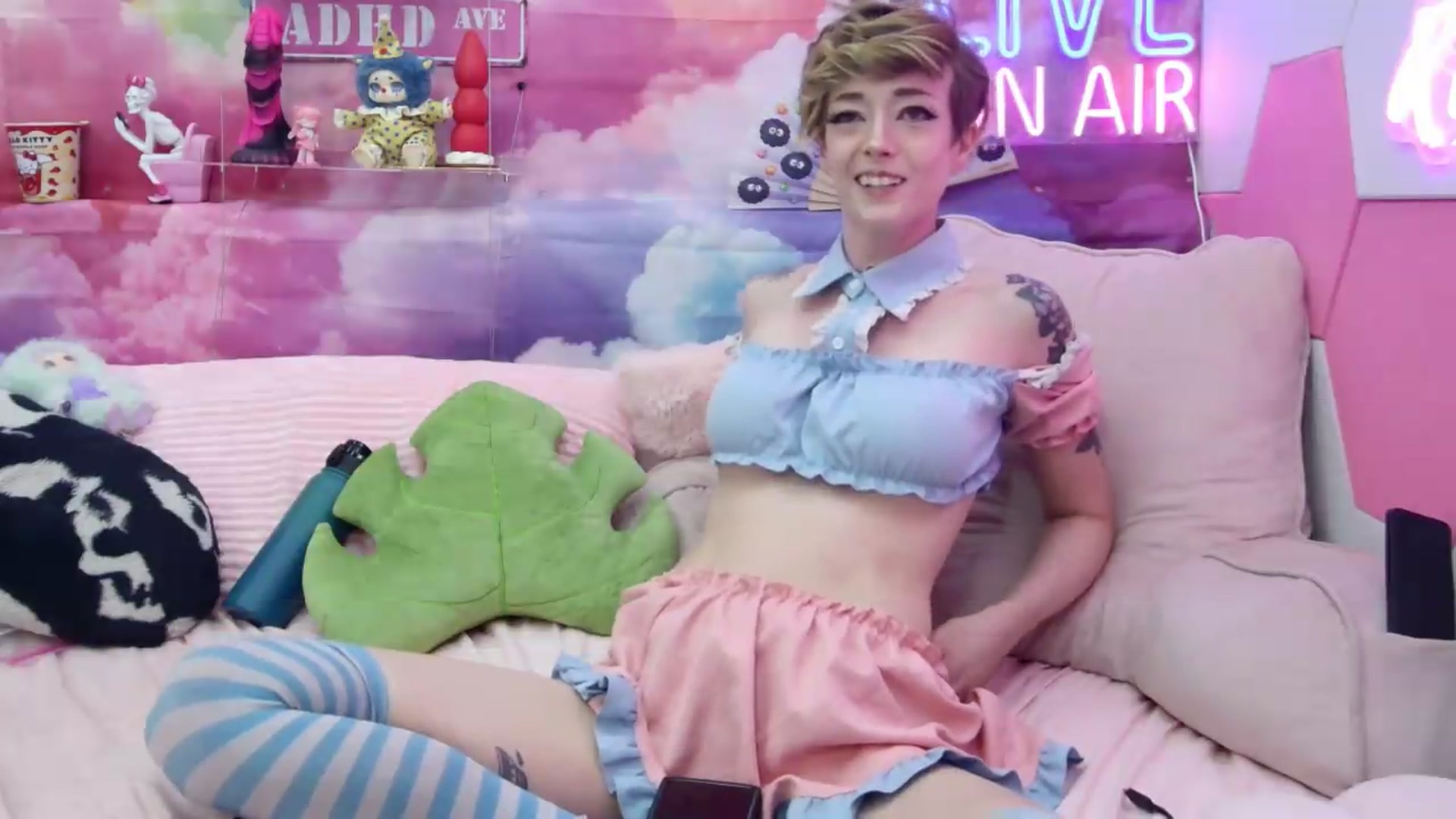 Gallery image thumbnail from Riley_Cyriis's myfreecams stream on, 05/16/2026, 01:50 image 17 of 20